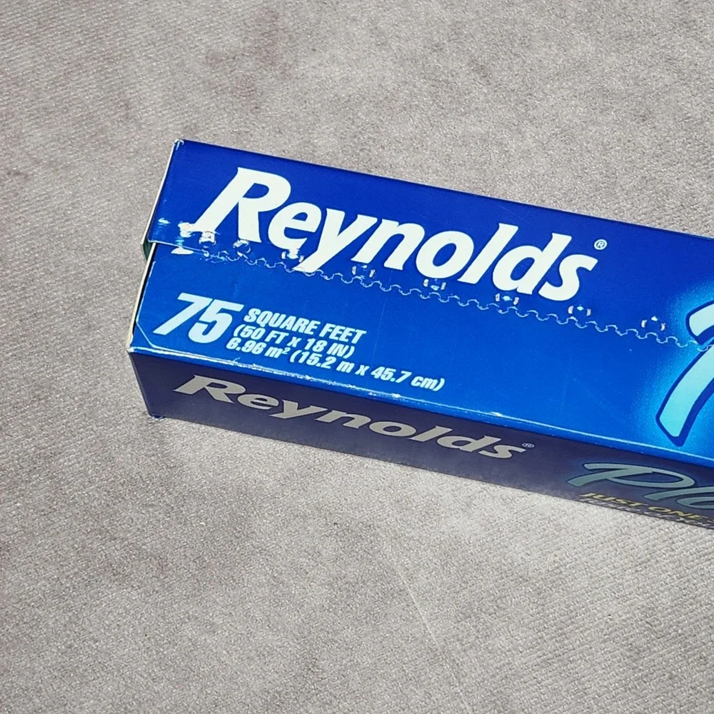 Reynolds Extra Wide Plastic Wrap 75 Sq Ft 18in x 50ft Teal‎ Tinted New Sealed